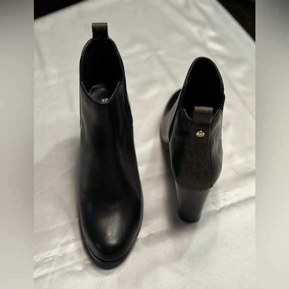 Michael Kors Women's Black Evaline Leather Heeled Ankle Bootie - Picture 3 of 12